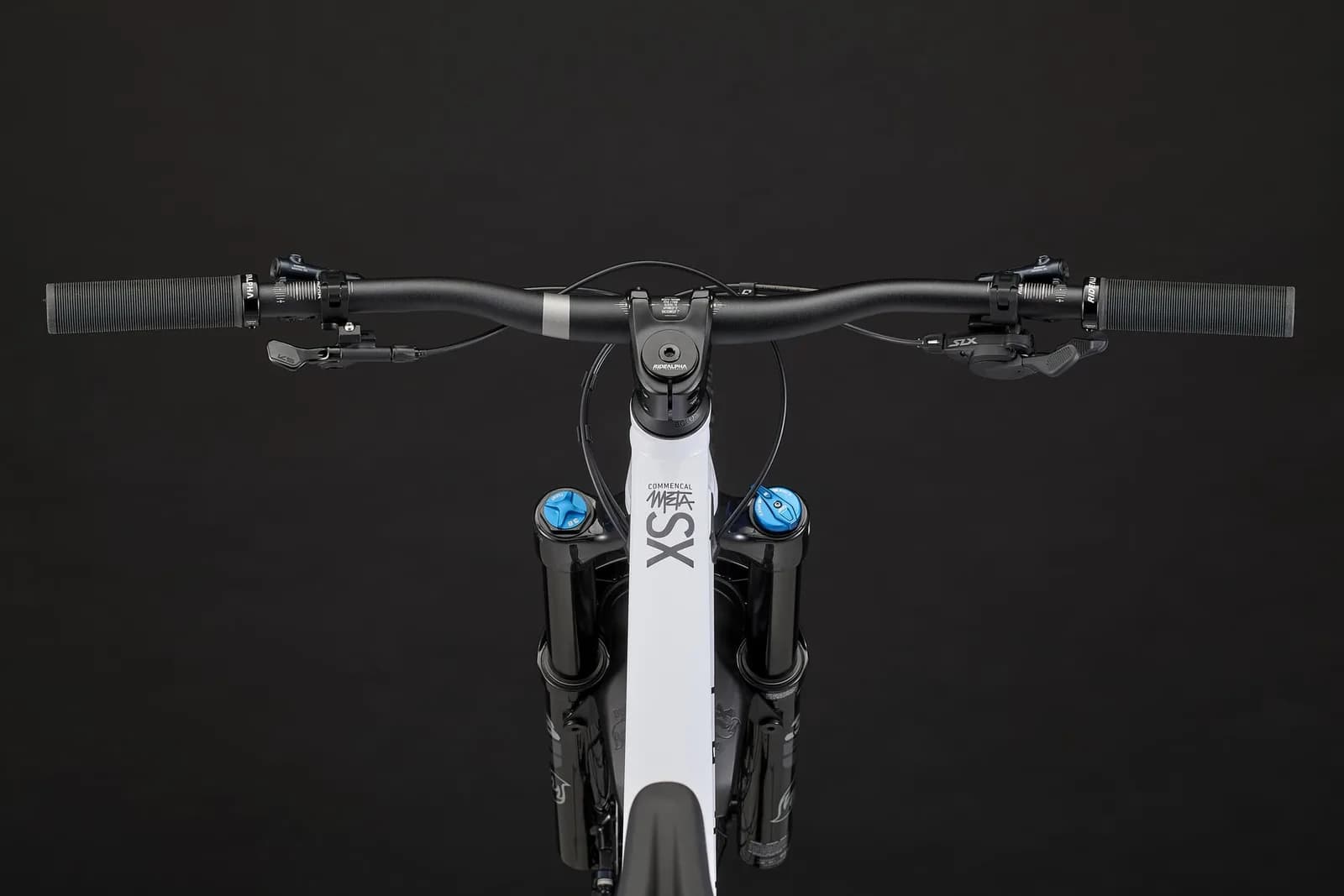 META SX V4 ESSENTIAL PURE WHITE 2025 – miniatură 4