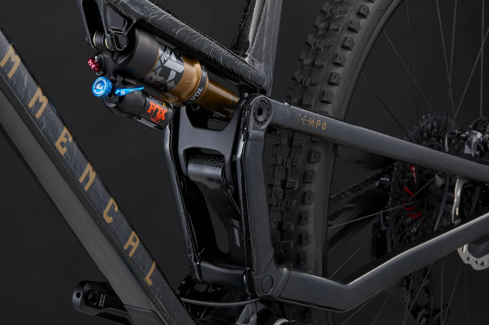 T.E.M.P.O. T-TYPE CRACKLED BLACK (5/8)