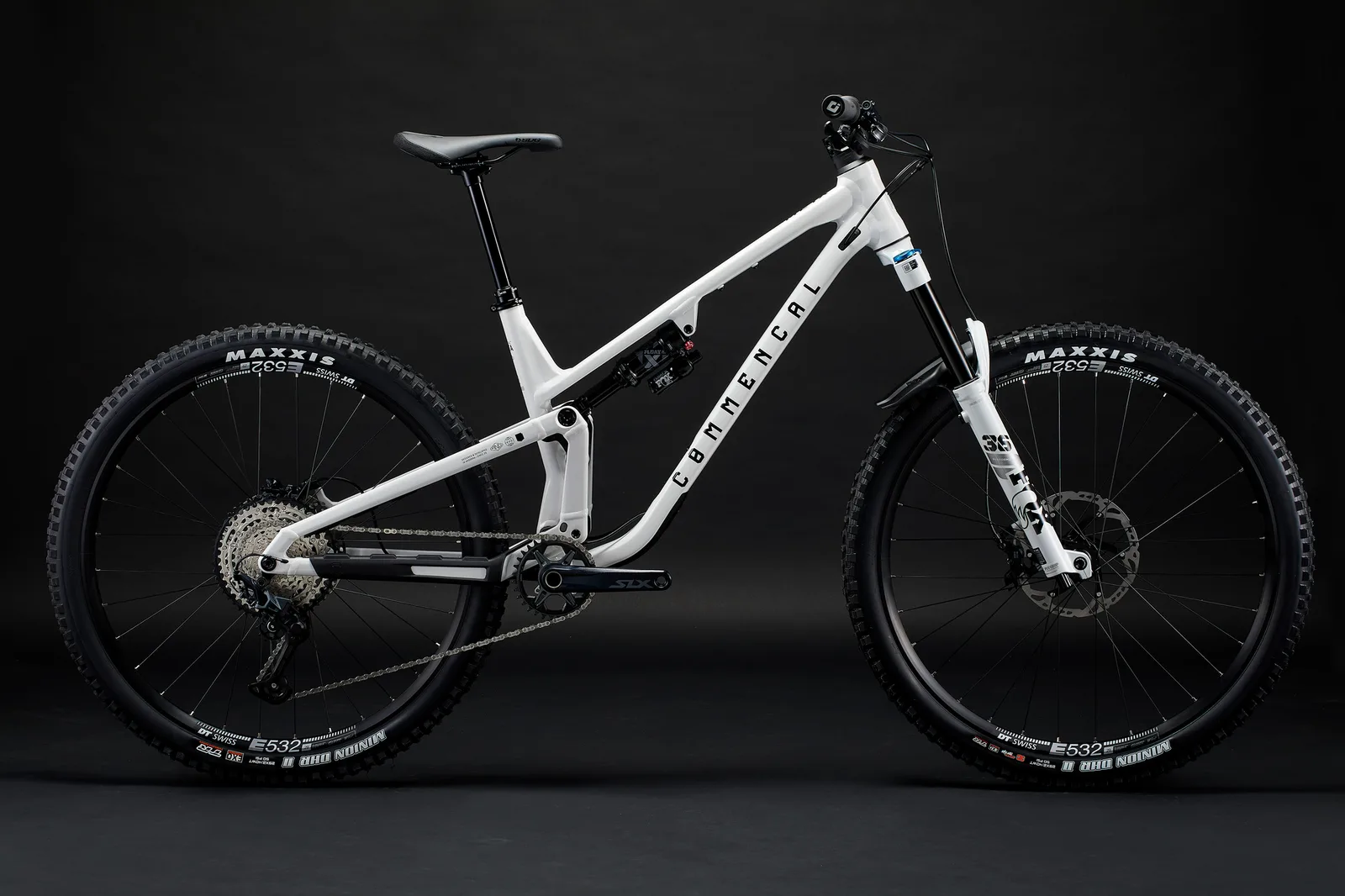 META V5 ESSENTIAL PURE WHITE (1/8)