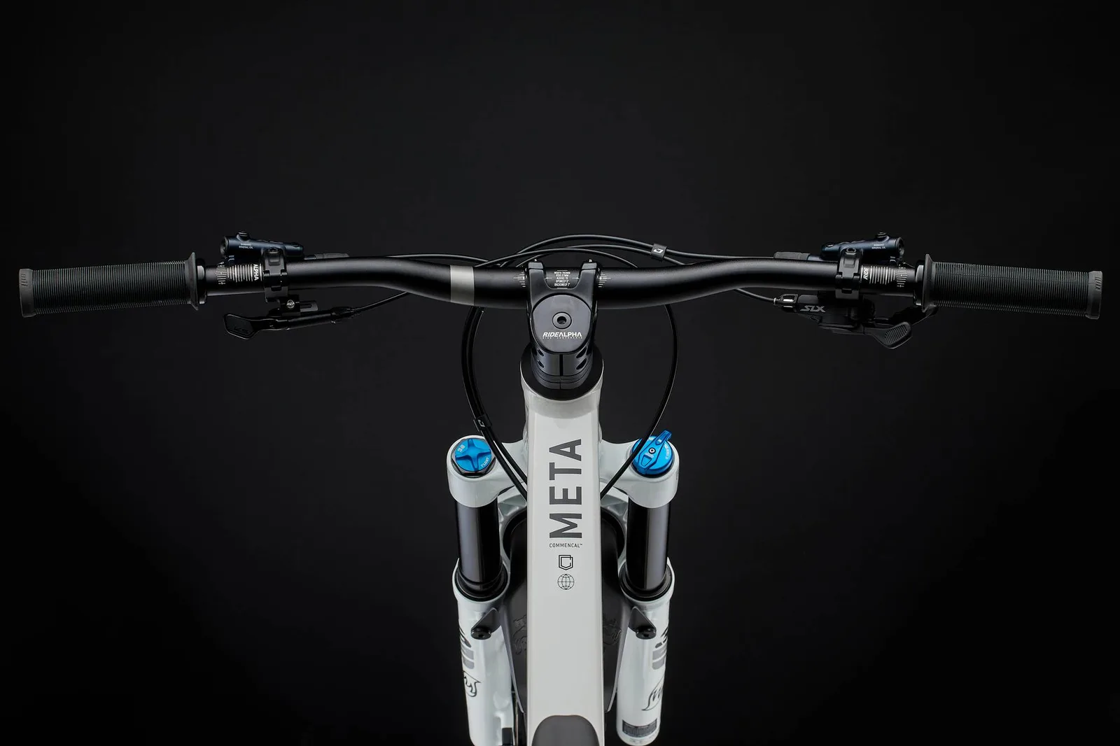 META V5 ESSENTIAL PURE WHITE (4/8)