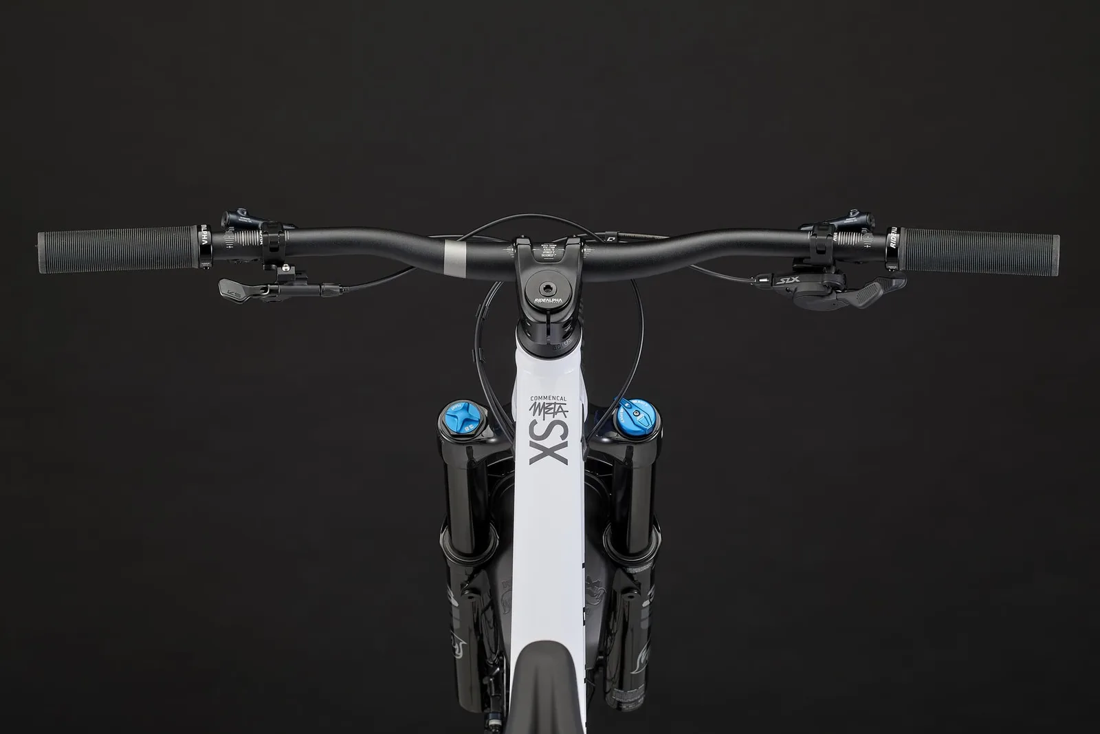 META SX V4 ESSENTIAL PURE WHITE 2025 (4/10)