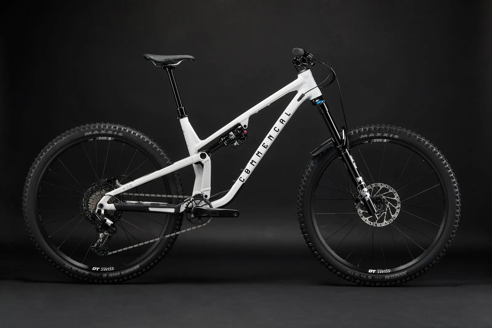 META V5 ESSENTIAL PURE WHITE 2027 (1/10)