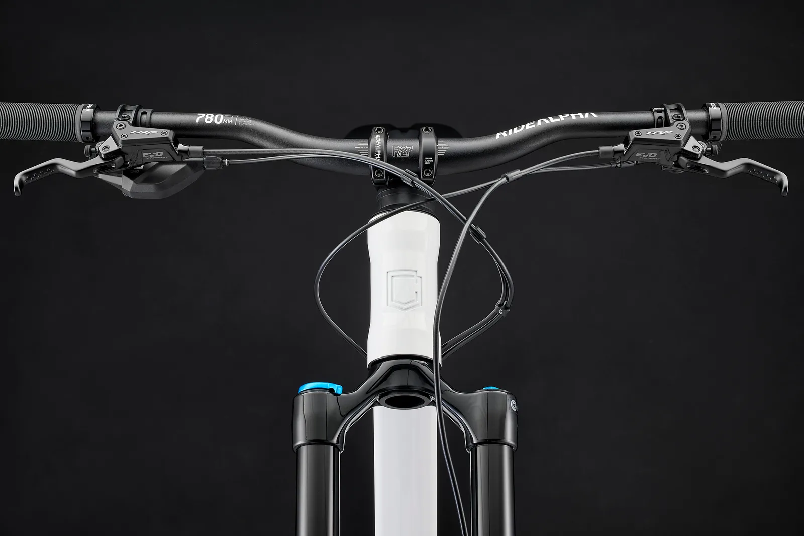 META V5 ESSENTIAL PURE WHITE 2027 (5/10)