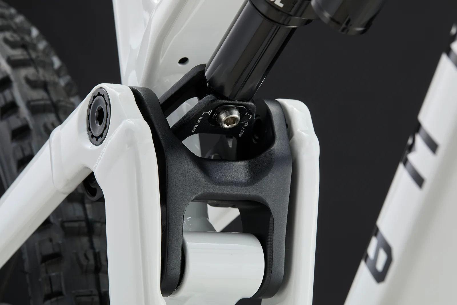 META V5 ESSENTIAL PURE WHITE 2027 (9/10)