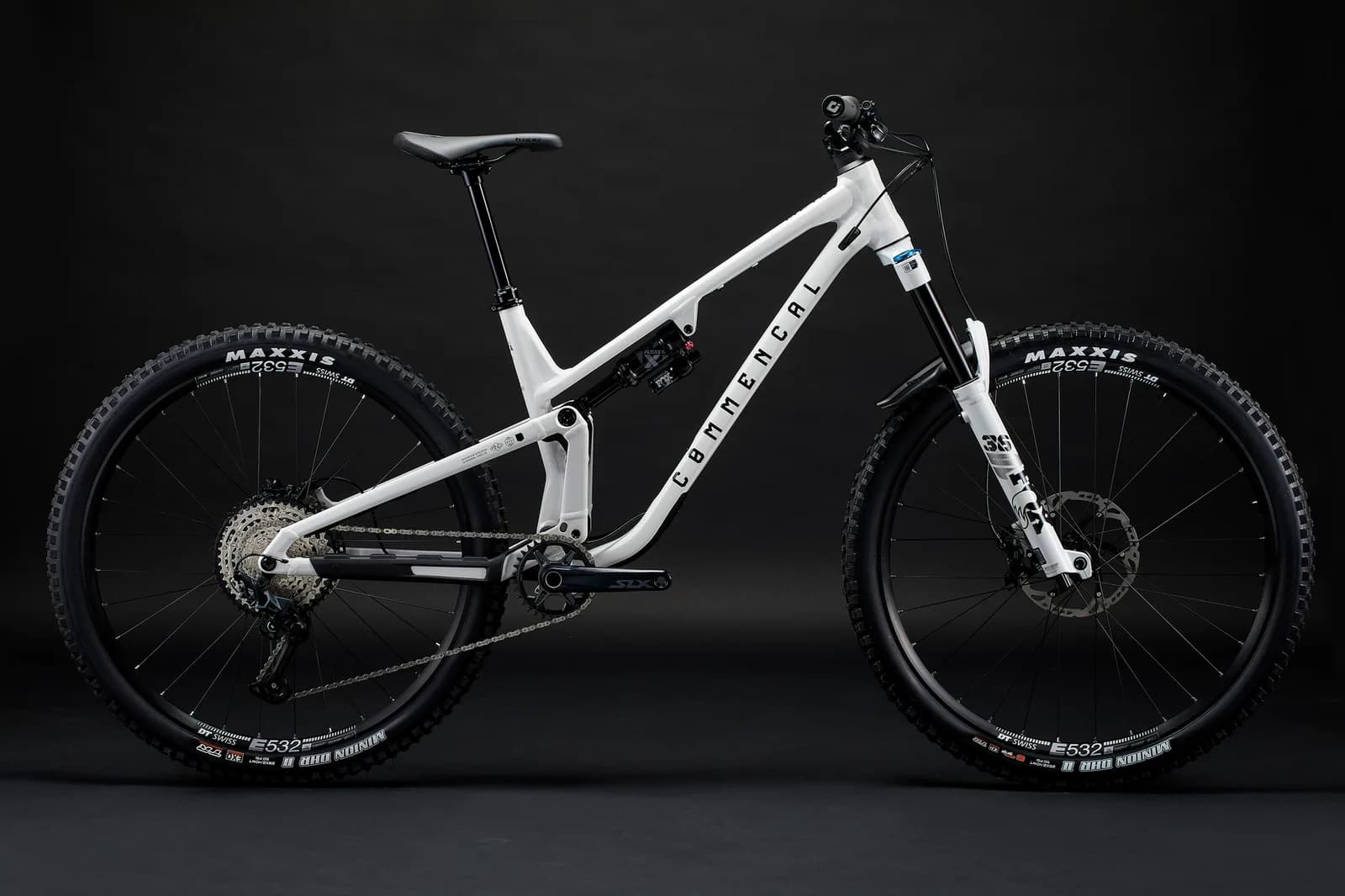 META V5 ESSENTIAL PURE WHITE